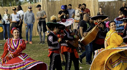 Trouwen met Mexicaans muziek en dans